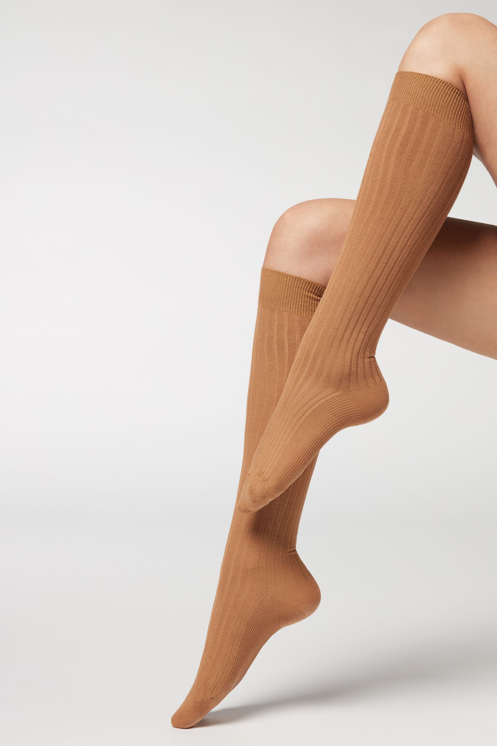 meias longas caneladas com cashmere - marrom