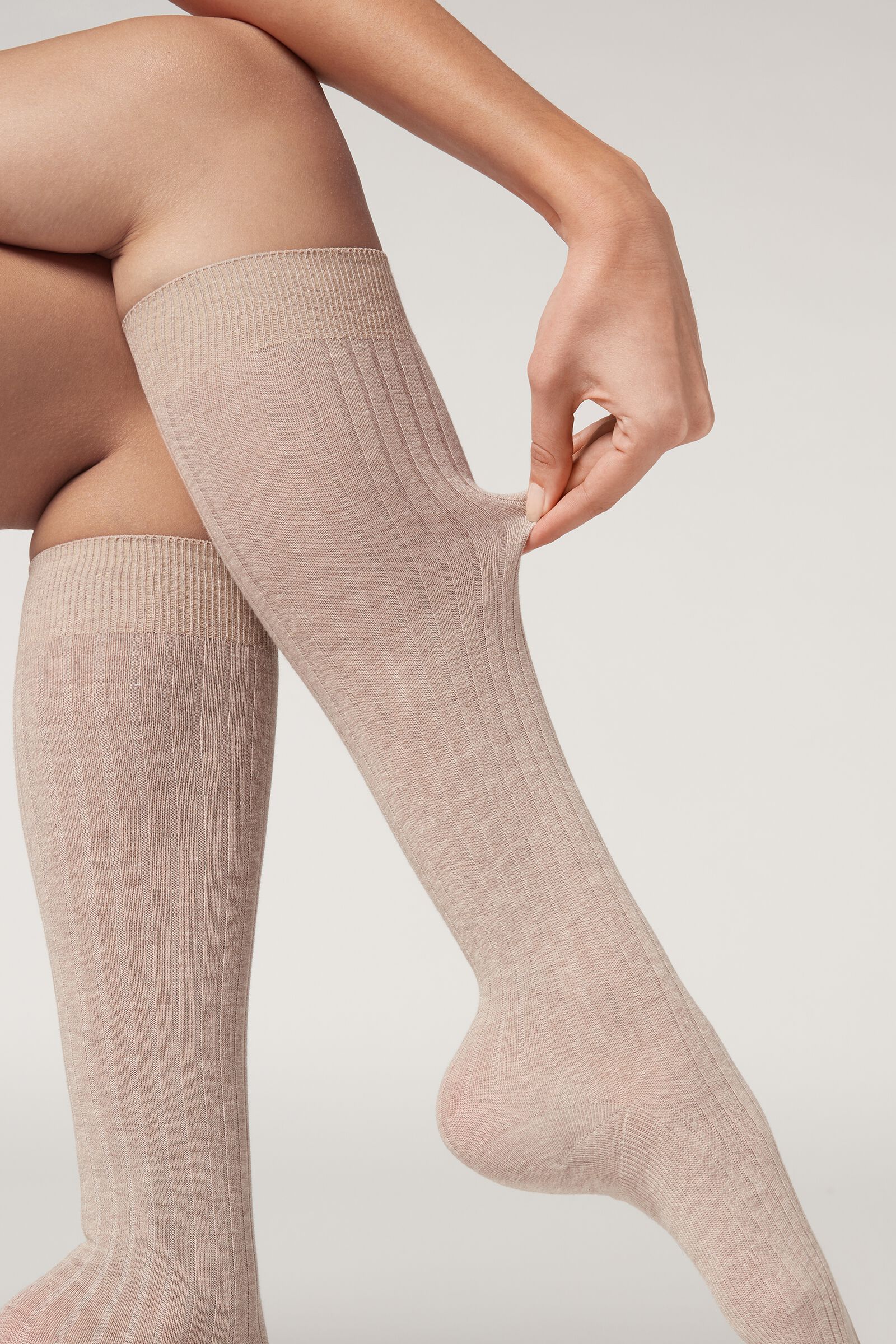 meias longas caneladas com cashmere - bege