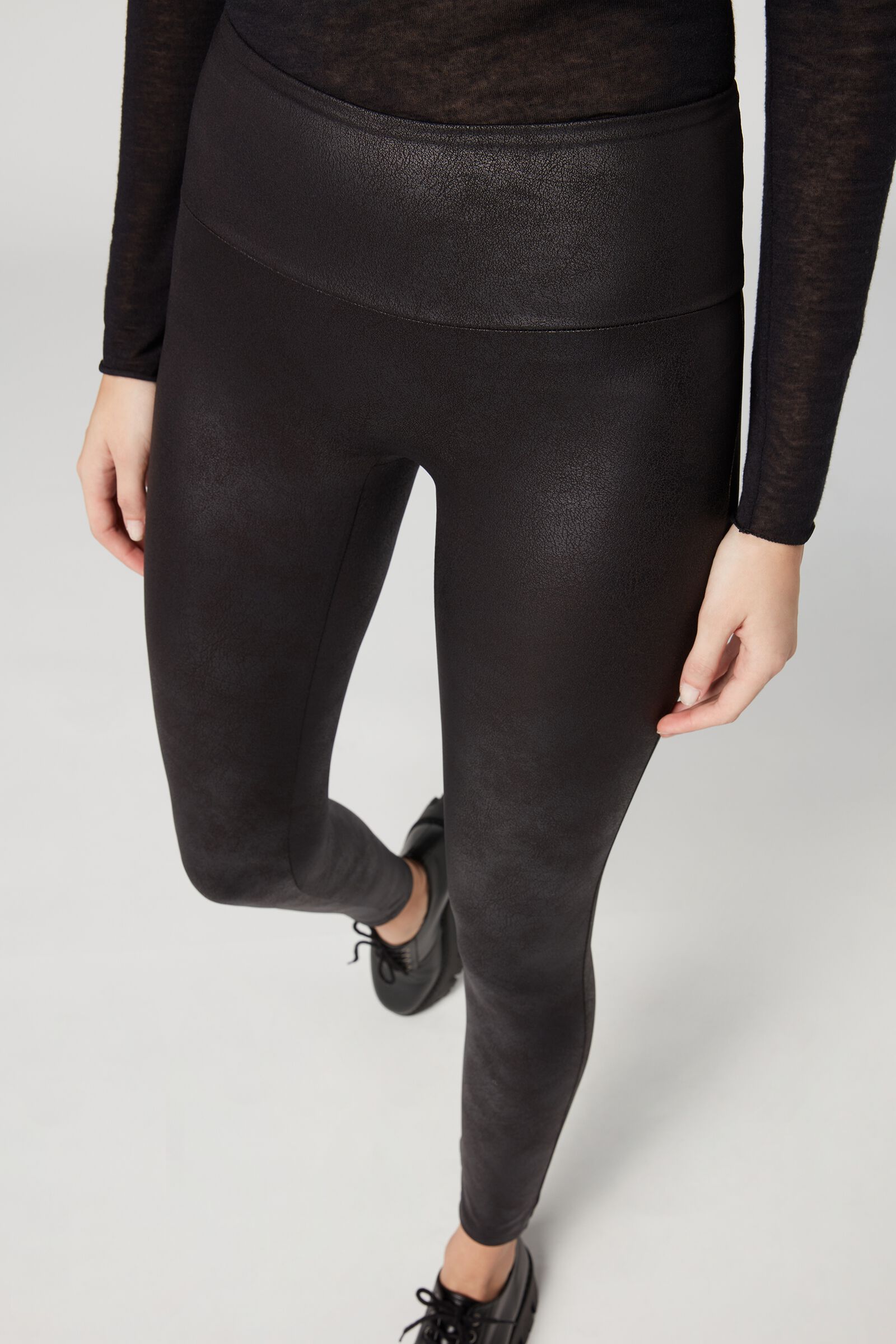 legging total shaping efeito couro - preto