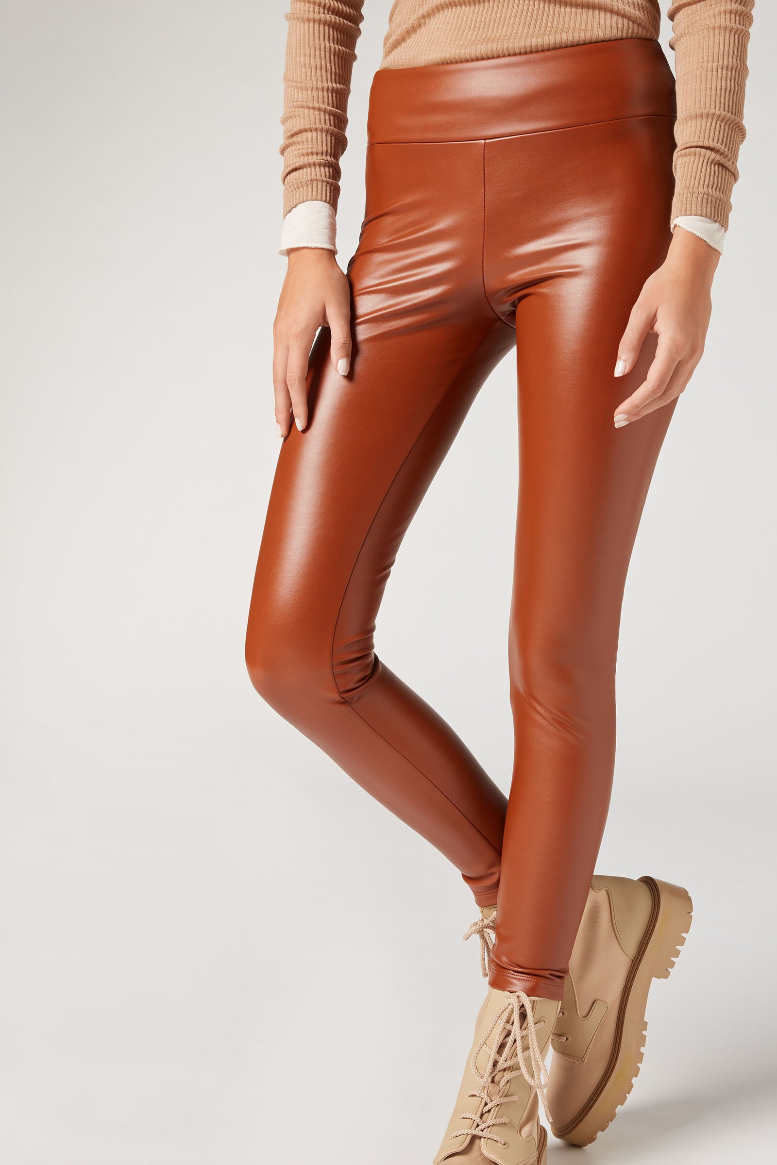 calça skinny térmica efeito couro - marrom