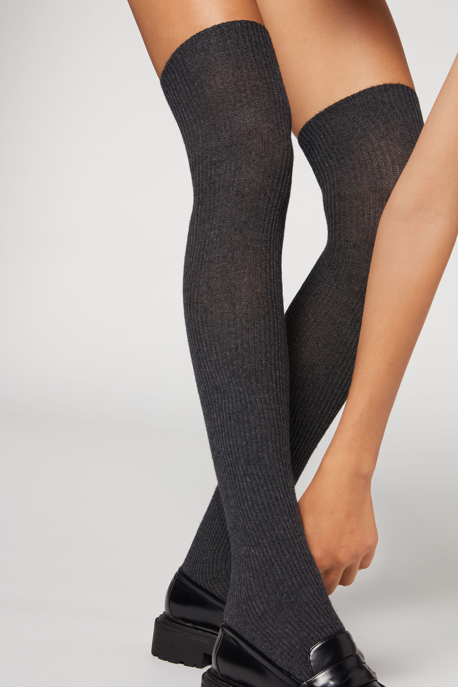meias altas em lã canelada - cinza