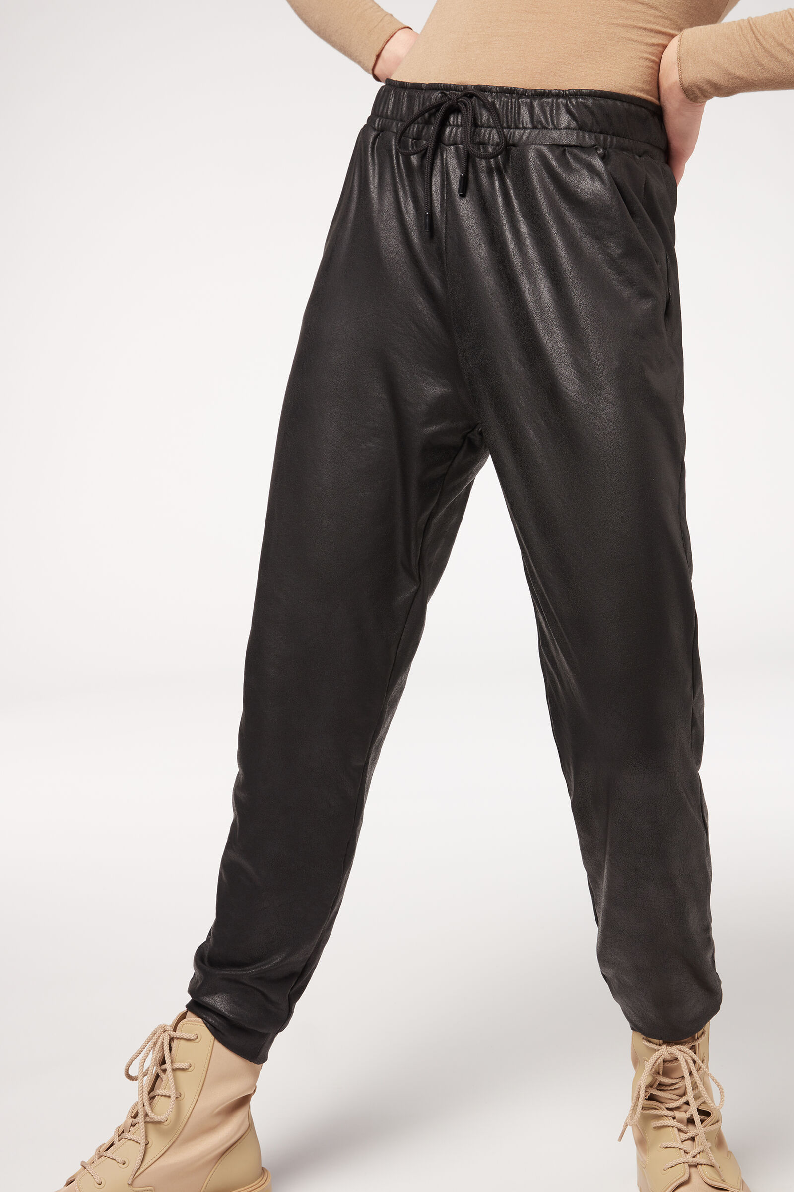 calça jogger efeito couro - preto