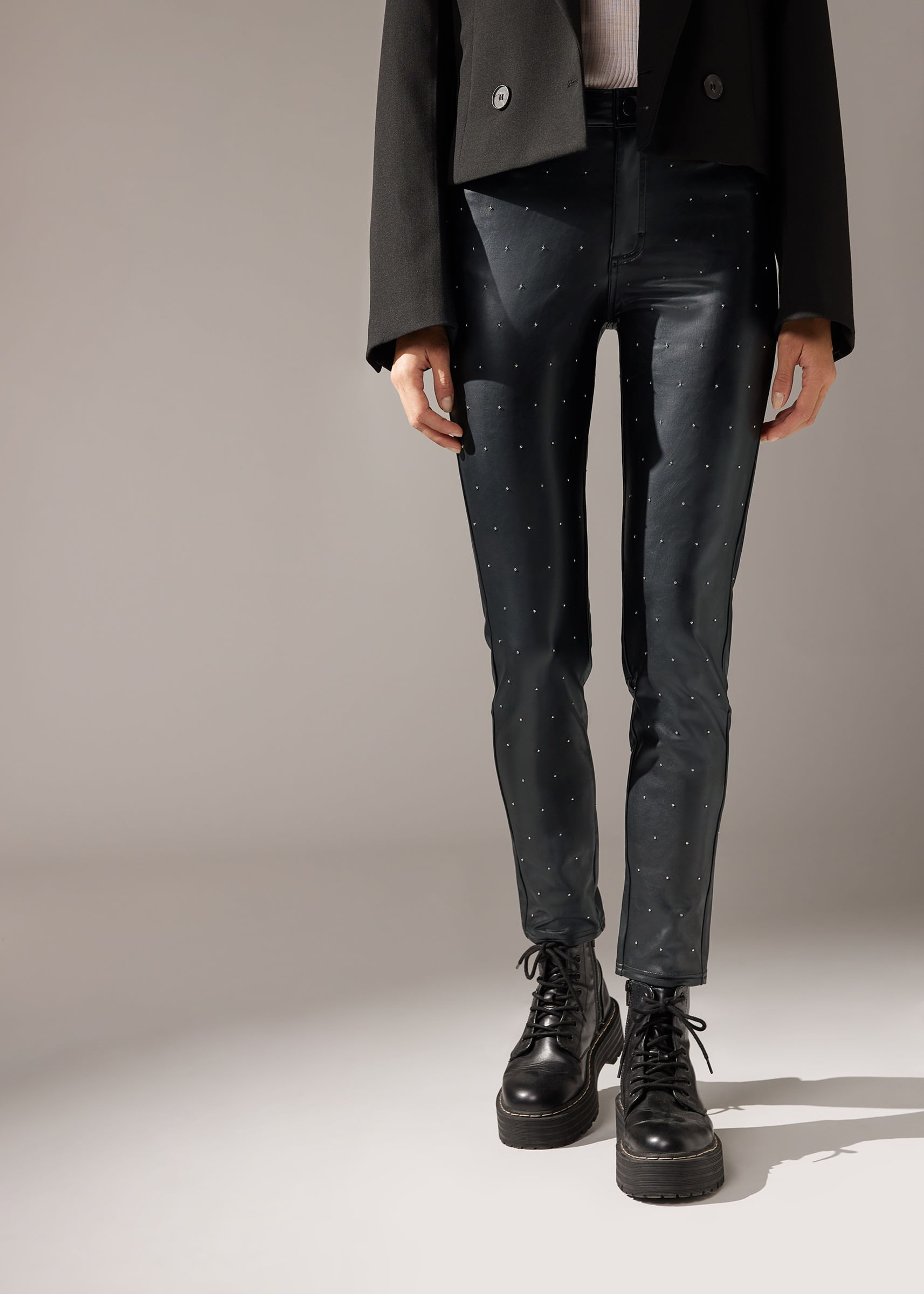 legging térmica efeito couro com tachas - preto