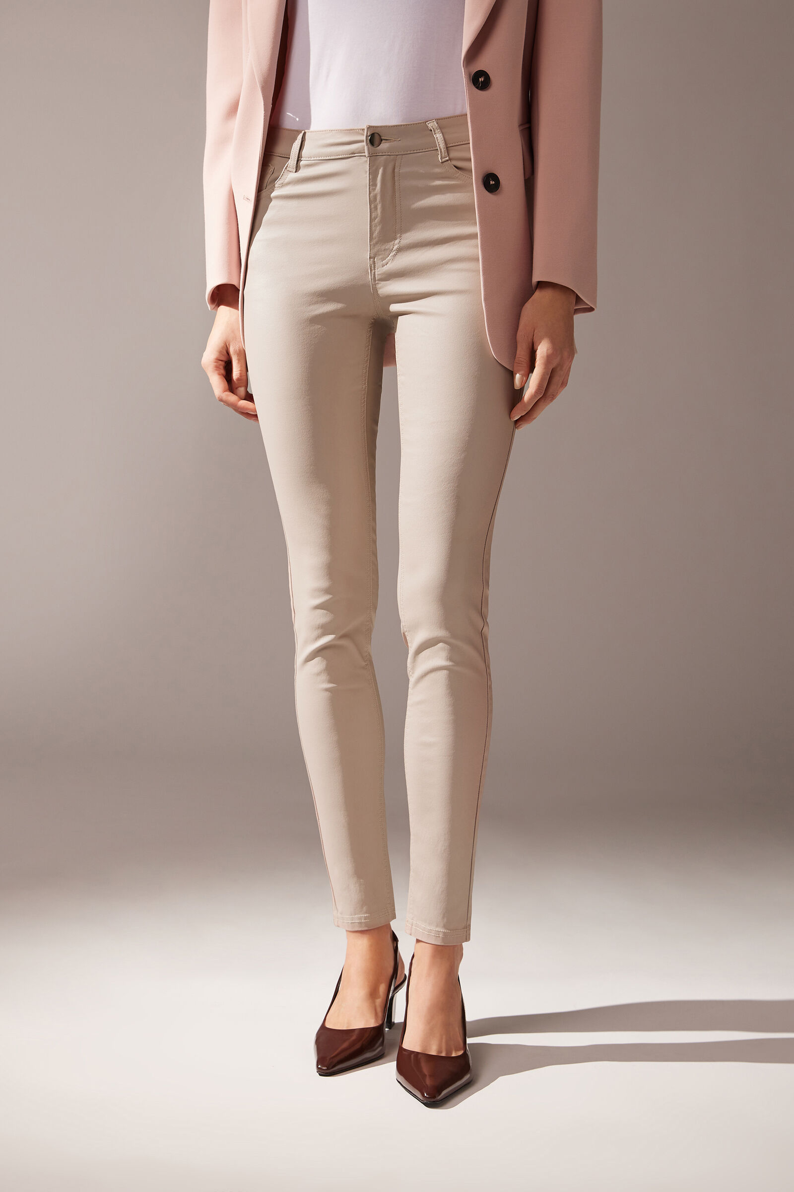 calça skinny efeito couro - bege