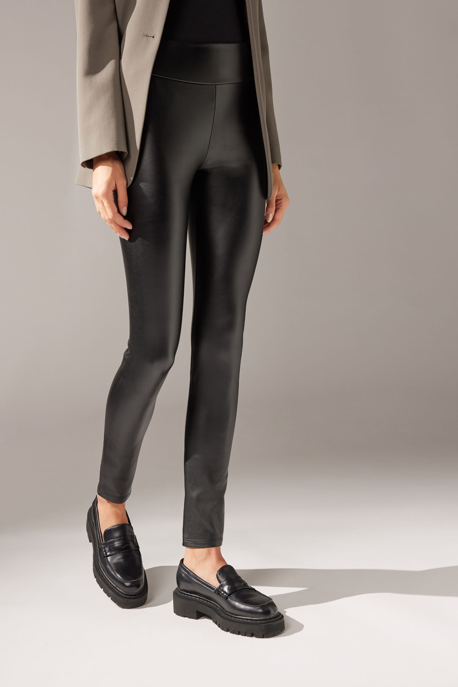 calça skinny térmica efeito couro - preto
