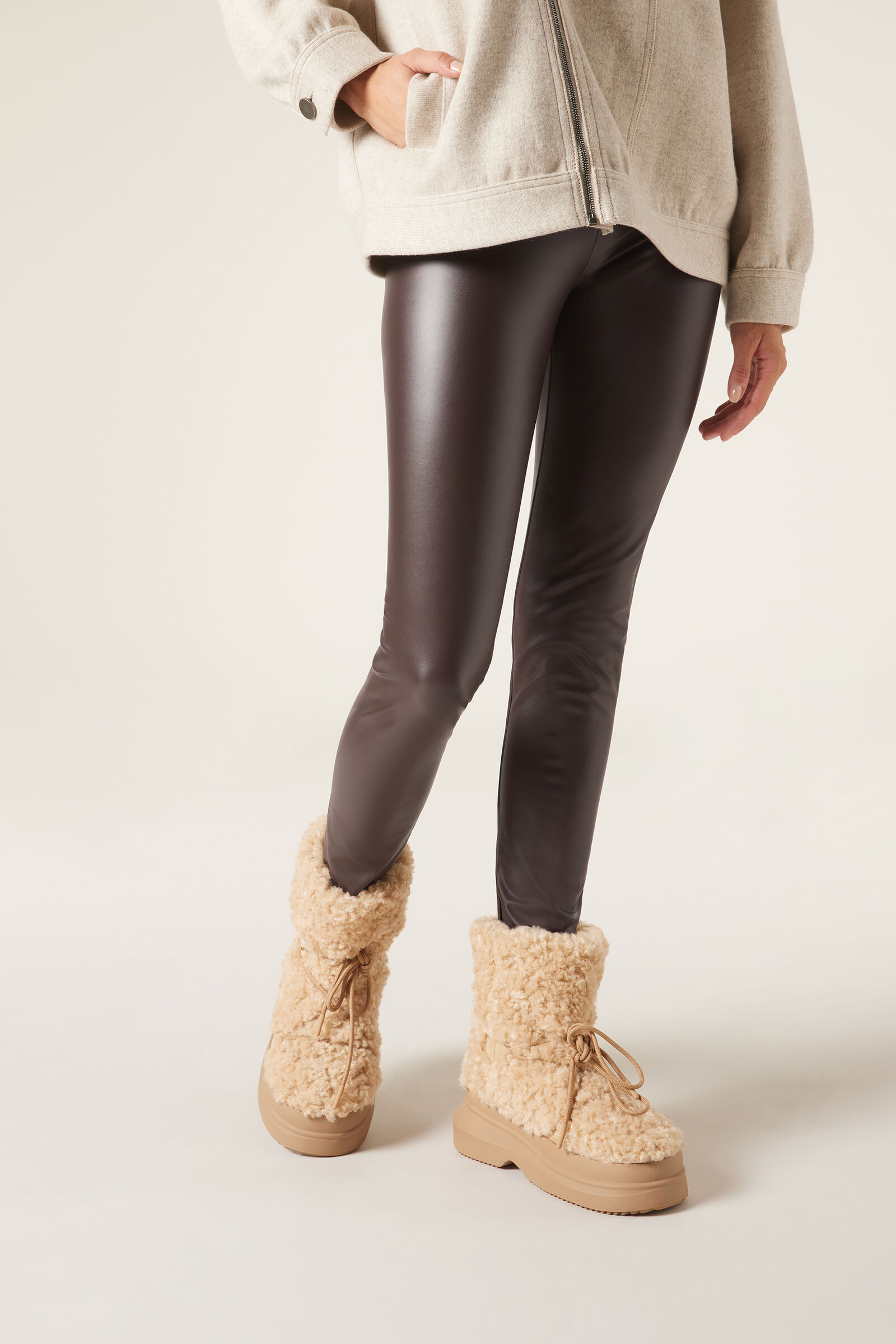 calça skinny térmica efeito couro - marrom