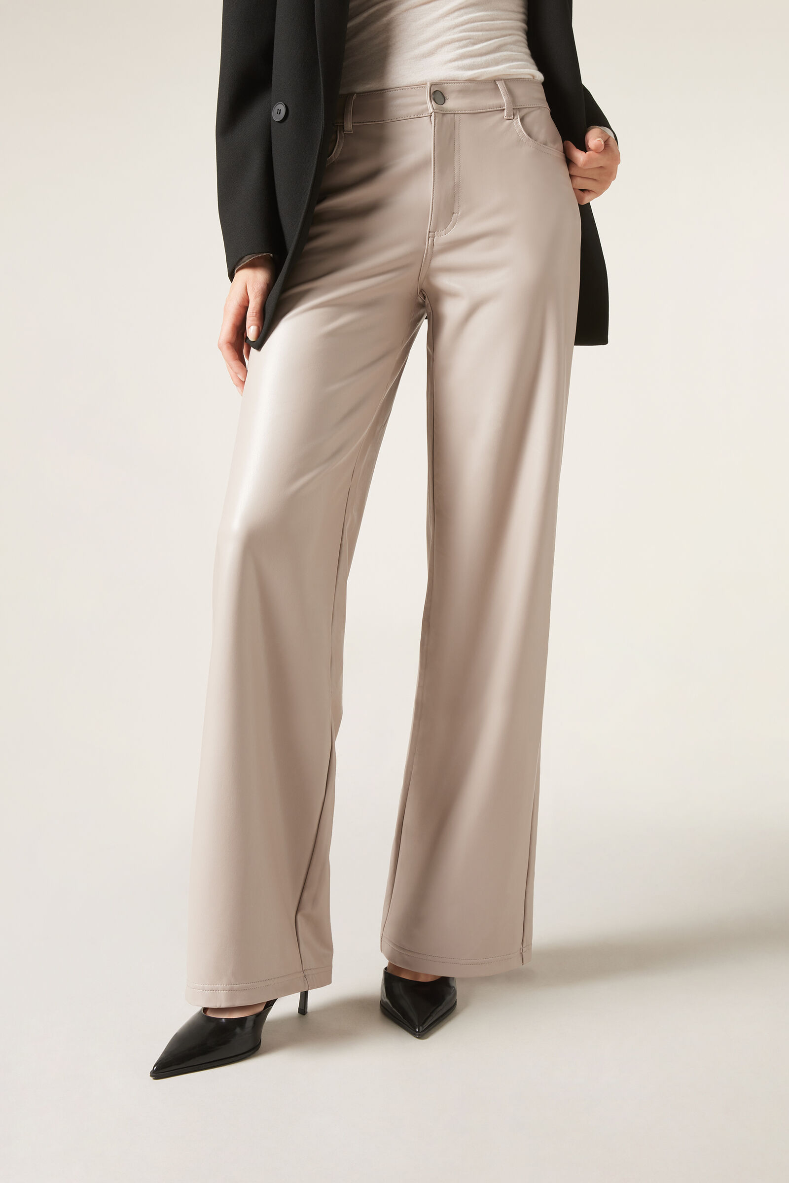 calça pantalona efeito couro - cinza