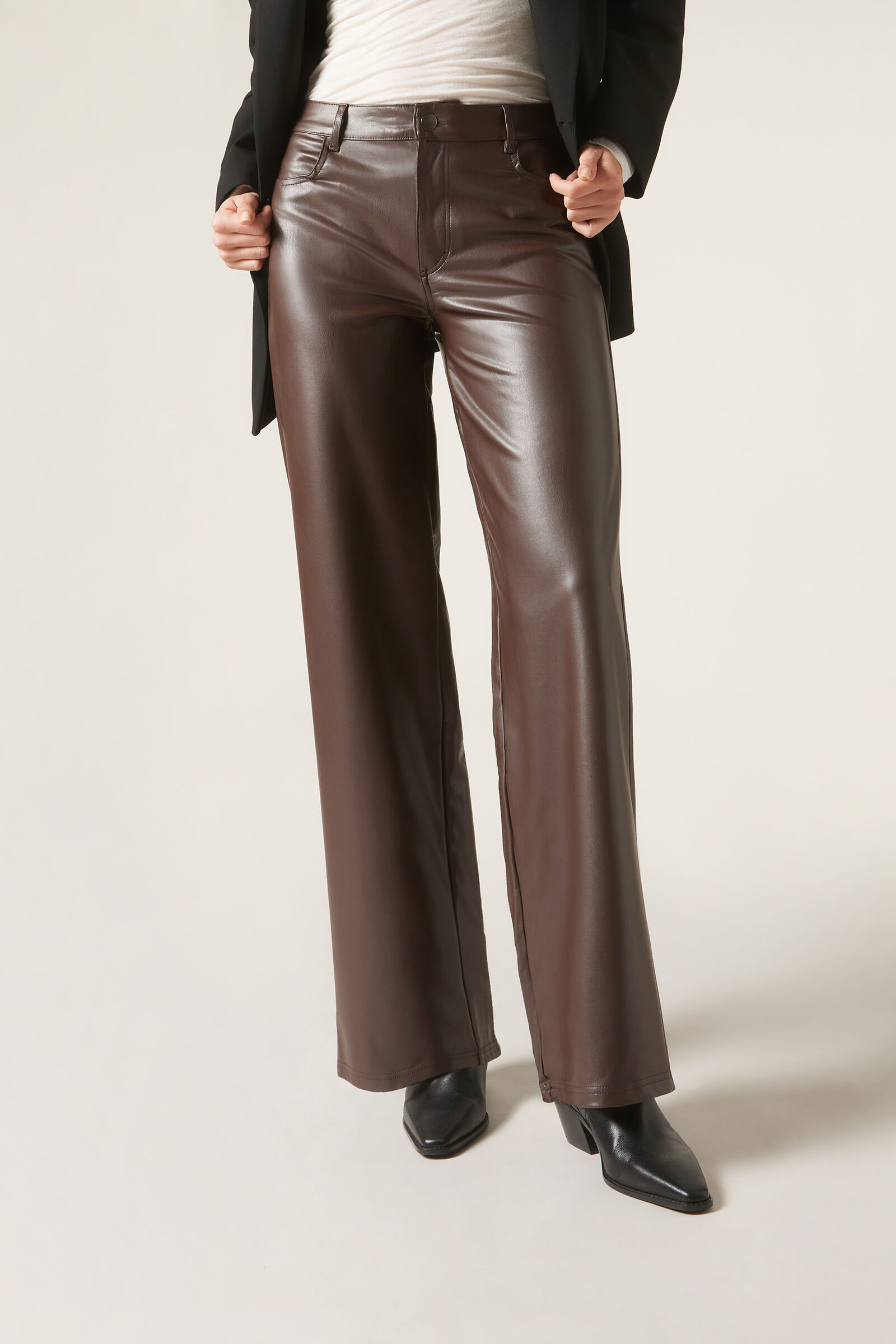 calça pantalona efeito couro - marrom