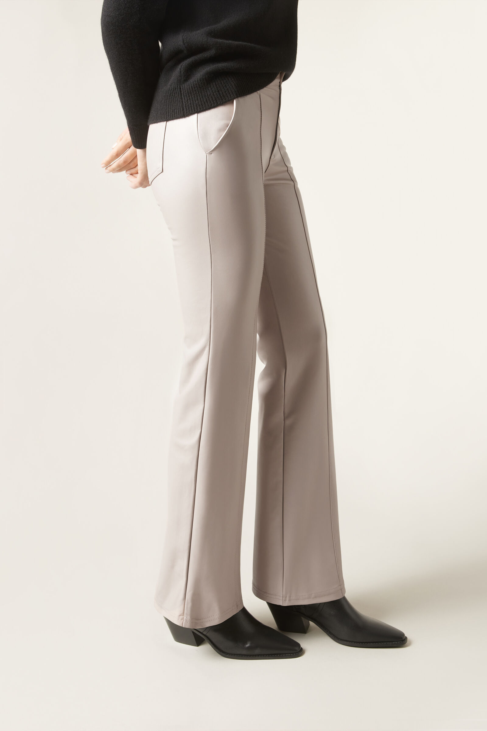 calça flare com efeito couro - cinza