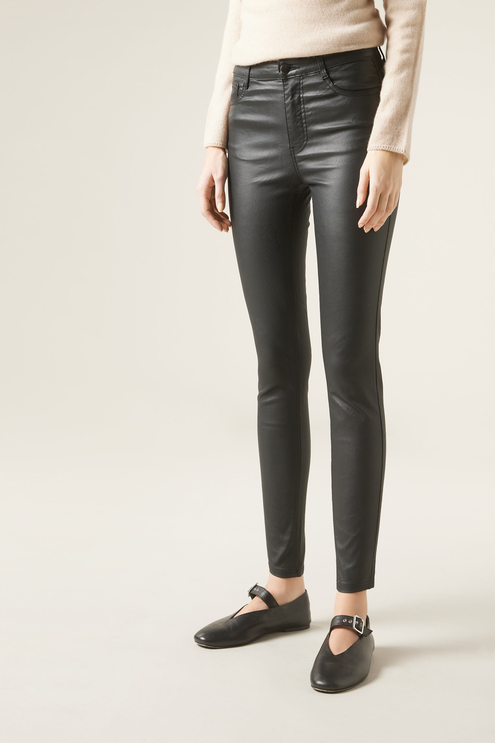 calça skinny efeito couro - preto