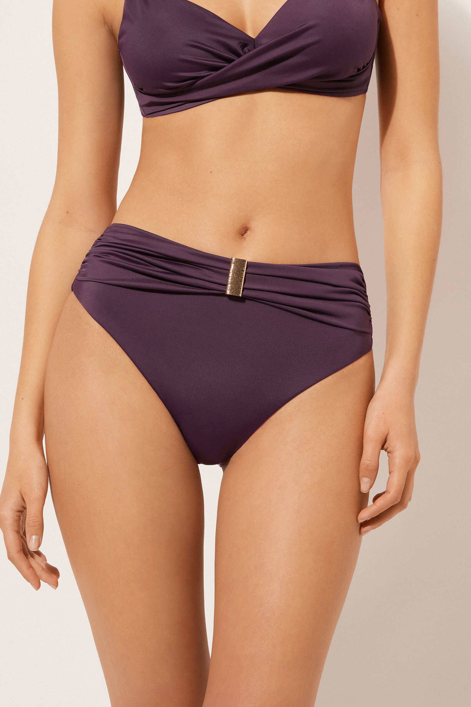 calcinha de biquíni de cintura alta com drapeado scultura - roxo