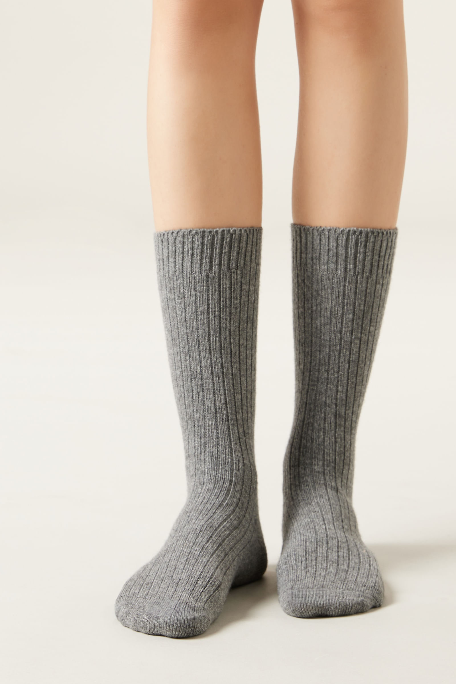 meia curta canelada em lã e cashmere - cinza
