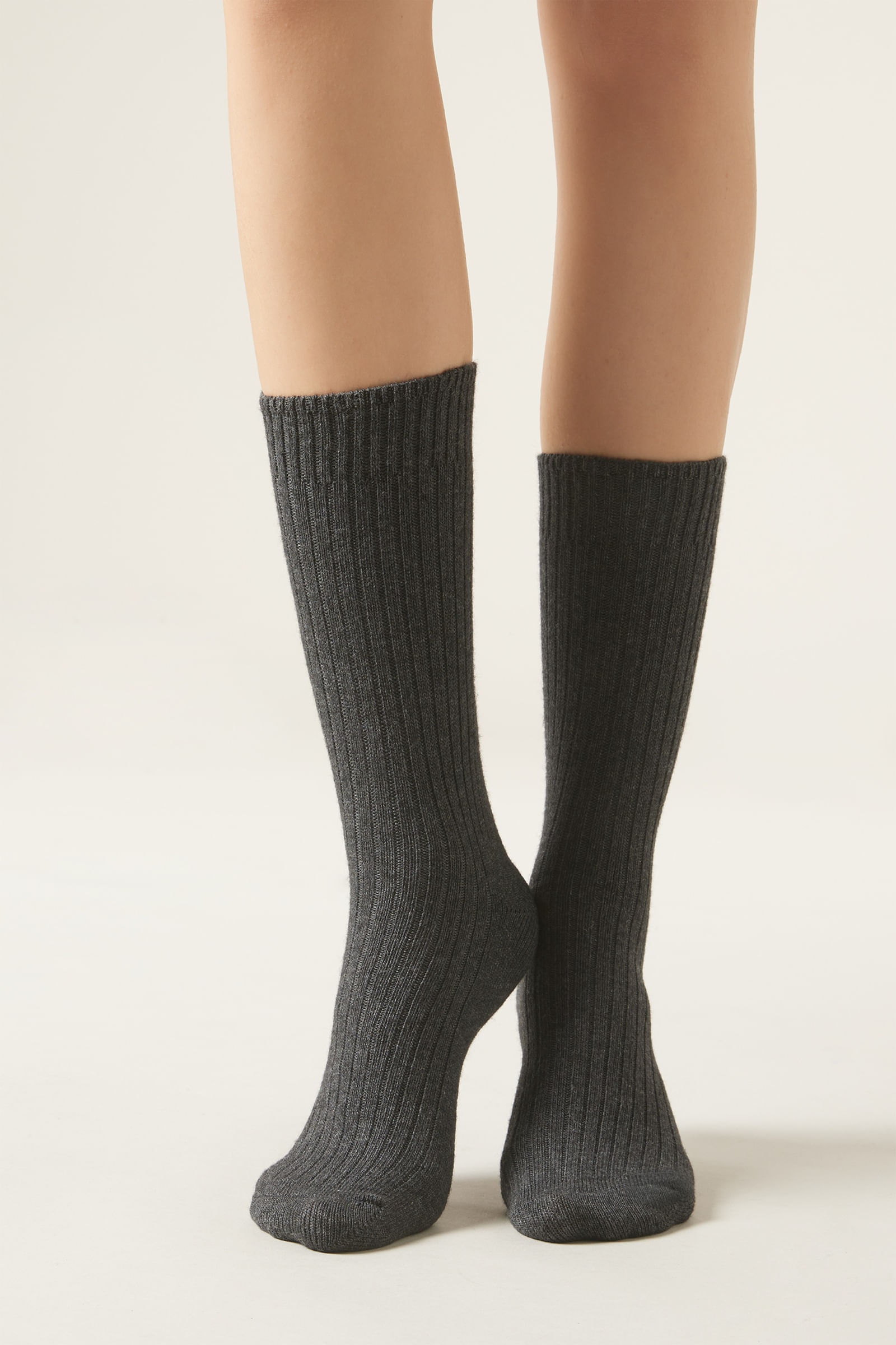 meia curta canelada em lã e cashmere - cinza