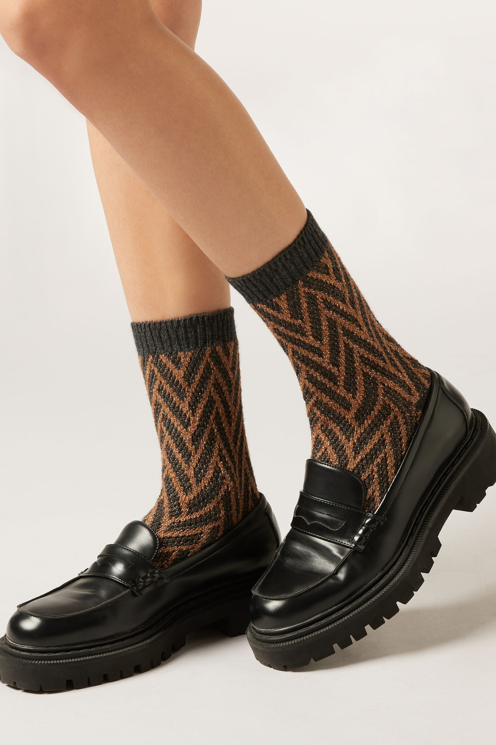 meia curta com padrão geométrico e glitter - marrom