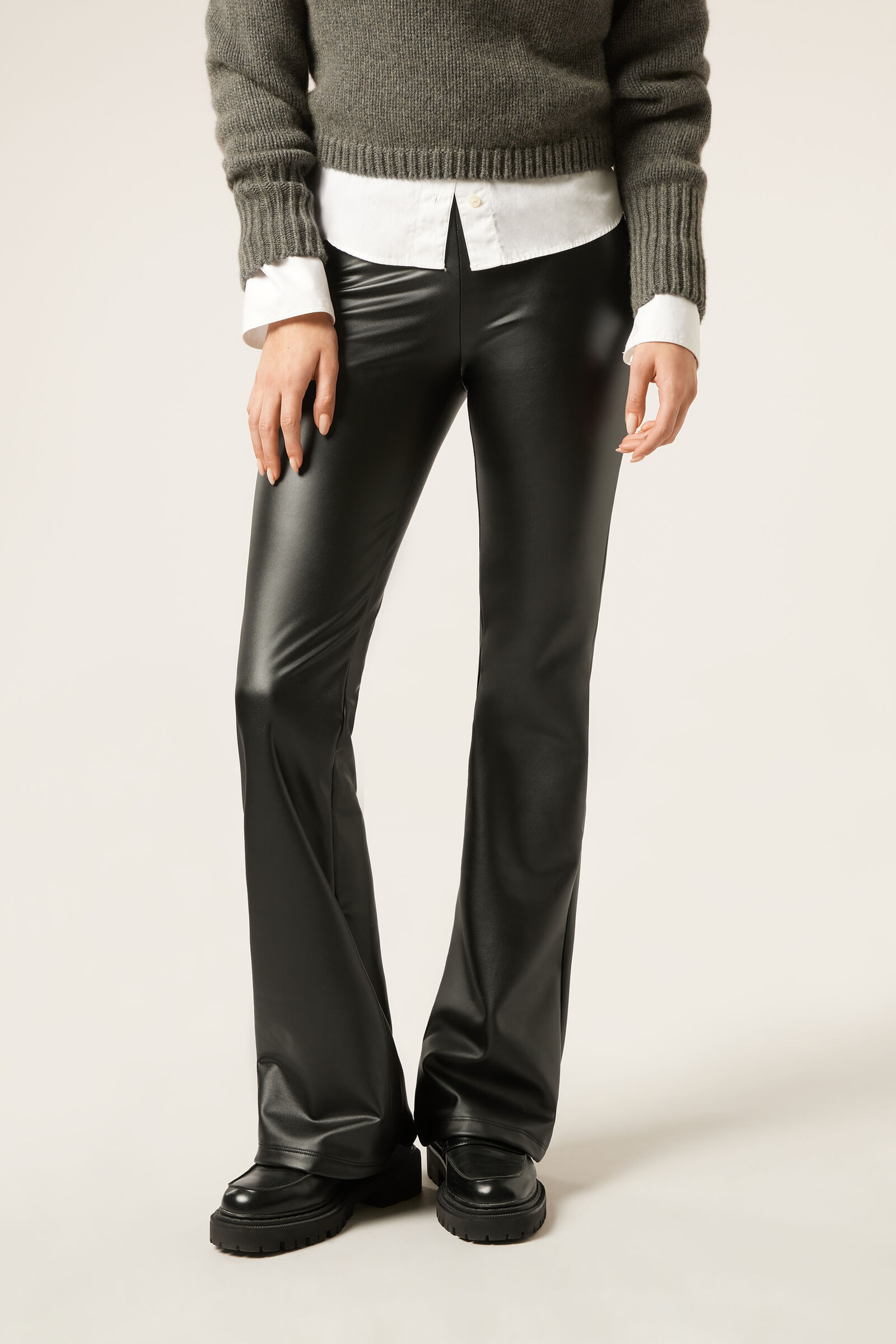 calça térmica flare com efeito couro - preto